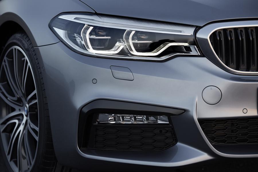 Детали экстерьера BMW 540i Sedan M Sport 2017 года  (WW) (фото 19 из 98)